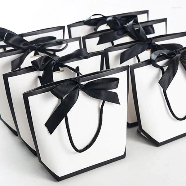 Envoltura de regalo 10 unids Bolsas de papel blanco simple con cartulina Embalaje de mano de varios tamaños Kraft Bordes negros