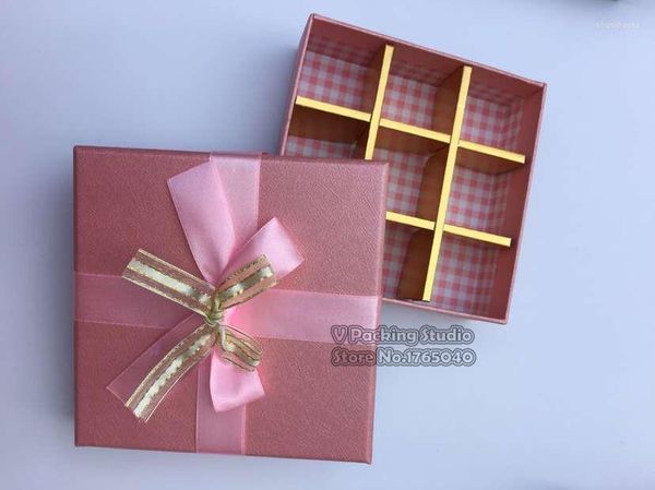 Envoltura de regalo 12x12x4 cm Caja de chocolate cuadrada Cajas de tablero duro Cajas de dulces de boda Galletas de mujer 50 unids / lote