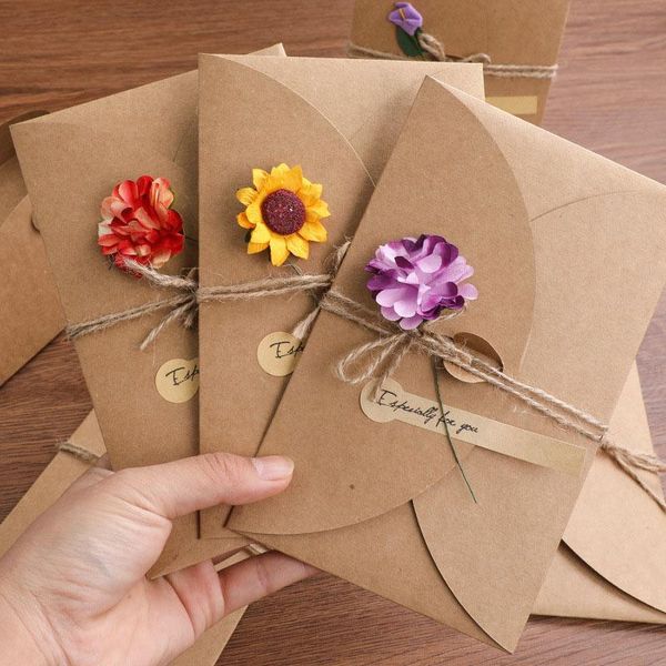 Cadeau cadeau 1pcs mini enveloppe vintage bricolage kraft papier invitation carte de voeux avec mode à la main fleur sèche fête de mariage cadeau de Noël