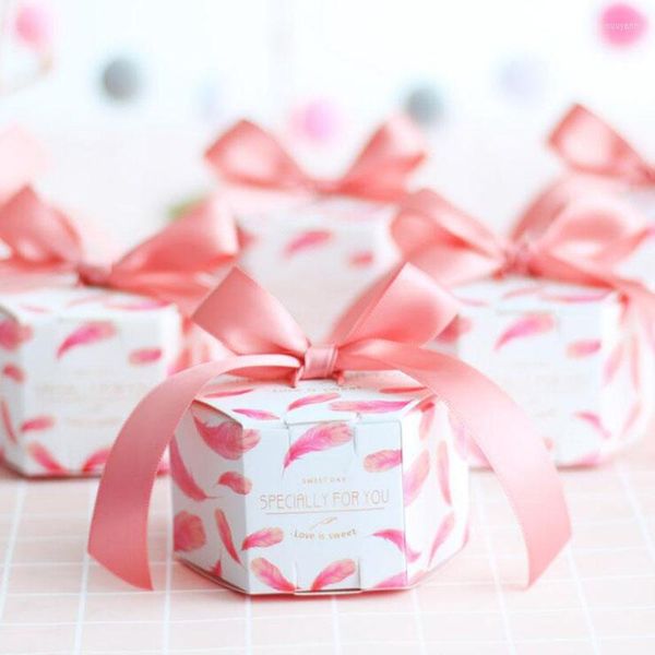 Cadeau cadeau 20pcs plumes faveurs de mariage et cadeaux pour les invités souvenirs boîte emballage flamant / marbre hexagone bonbons avec ruban