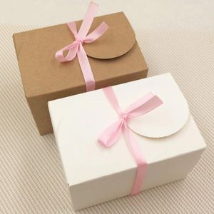 Enveloppe-cadeau 24pcs / lot 9x6x6cm 2 couleurs massives S Boîte en papier kraft en forme avec ruban rose doux pour le festival de mariage de bonbons de bonbons