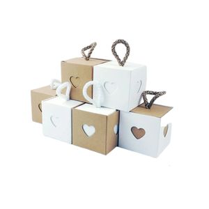 Cadeau Wrap 25 / 50pcs Kraft papier boîte-cadeau carré coeur faveur de mariage boîte de bonbons avec corde sacs d'emballage à la main fournitures de fête d'anniversaire de mariage 231026
