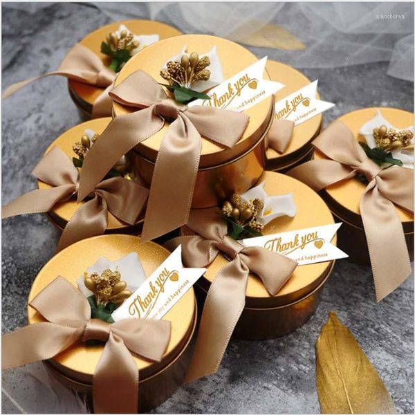 Envoltura de regalo 30 unids Nombre personalizado Fecha Favor de boda Tin Golden Unique Bead Flower Circular Gold Candy Box Cajas de regalos para invitados