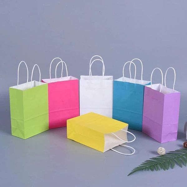 Papel de regalo 30pcs / Lot Color Bolsa de papel Kraft con asas Festival Bolsas de compras de alta calidad 21x27x11cmRegalo