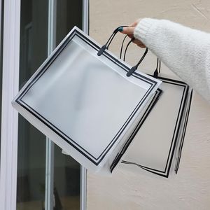 Gift Wrap 5/10pcs Transparante matte plastic zakken met PP -handgreep Clear Packing Bag Senior Souvenir Winkelen