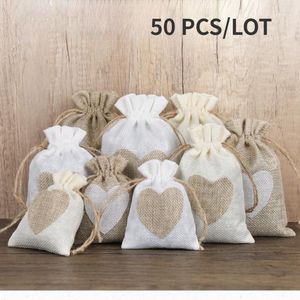 Papel de regalo 50 Unids / lote Bolsas con cordón de yute en forma de corazón Bolsas pequeñas de joyería Paquete de Navidad de boda Bolsa de bolsillo Embalaje de dulces