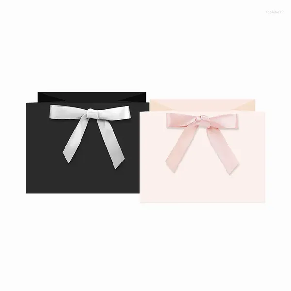 Enveloppe cadeau 500pcs / Logo personnalisé Vêtements Shopping Sacs en papier d'emballage Sacs de manche en fourre-tout Réutilisables avec Bowknot