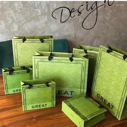 Envoltura de regalo 500pcs/lote Logotipo personalizado Bolsas verdes de papel estampado para ropa de embalaje de ropa comercial OEM