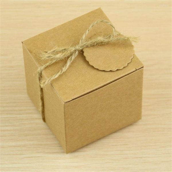 Cadeau cadeau 50pcs / sac avec étiquettes et cordes bricolage rétro 7 / 7cm carré jaune blanc boîte de papier kraft fournitures de mariage personnalisation de bonbons