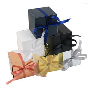 Cadeau cadeau 50pcs boîte de bonbons en papier carré européen grandes boîtes de faveur solides sac d'emballage avec ruban anniversaire mariage
