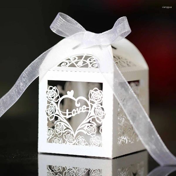 Envoltura de regalo 50pcs láser hueco amor gracias cajas de boda de cajas de encaje de la boda del carruaje de la rosa con compromiso de la cinta