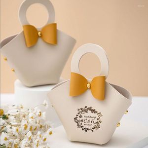Cadeau cadeau 50pcs / lot personnalisé Ramadan mariage faveurs décorations de table d'anniversaire PU cuir boîtes de bonbons au chocolat pour les invités de la fête