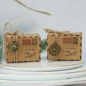 Enveloppe cadeau 50pcs / lot Vintage Favors Kraft Paper Candy Box avec corde Travel Thème Airplane Air Mail Emballage Boîtes de mariage Souvenirs de mariage