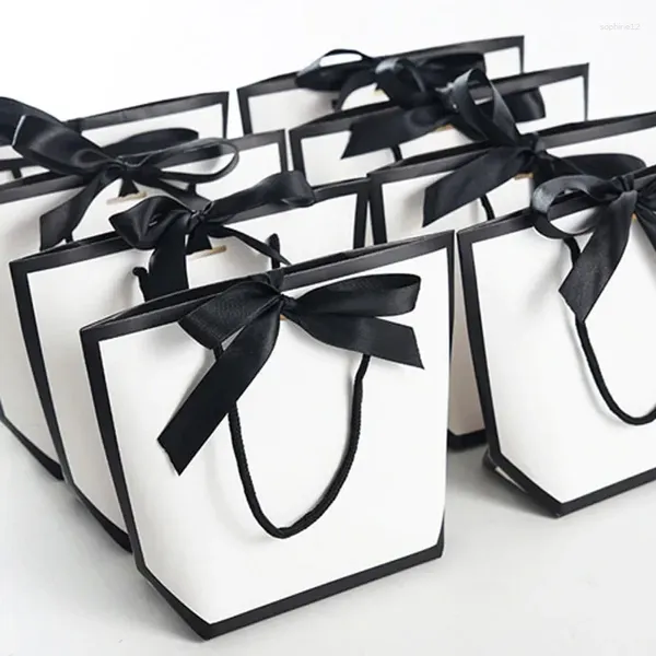 Enveloppe cadeau 50pcs Market Emballage blanc Portable Cardboard Boîtes de nourriture Sac à lunch avec sacs de cadeaux de ruban noir sac à main sur le logo personnalisé