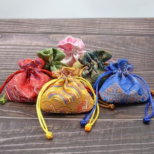 Cadeau cadeau 50pcs mini cordon de style chinois pochettes de brocart de soie bonne chance sacs en gros sachet satin bijoux emballage 8x8cm