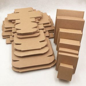 Emballage Cadeau 50pcs Multi Taille Mignon Carré Kraft Emballage Boîte De Mariage Faveur Fournitures Savon À La Main Chocolat Bonbons Boîte Cadeau 230324