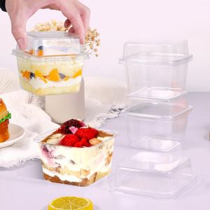 Enveloppe-cadeau 50pcs tasses de dessert en plastique avec couvercles 8 oz réutilisables récipient à cupcakes clairs carré un seul bac à gâteau scellé