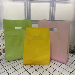 Emballage cadeau 50pcs sacs en plastique épais de couleur unie sacs-cadeaux en plastique avec poignée pochettes d'emballage emballage pour boutiques de détail 230306