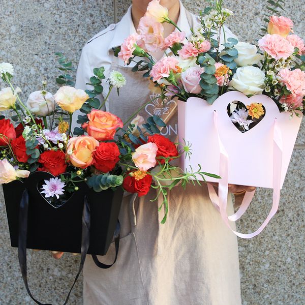 Emballage cadeau 5pcs coeur poignée fleurs bouquet arrangement de fleurs papier kraft portable boîtes saint valentin paquet sacs 230701