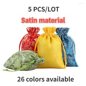 Enveloppe-cadeau 5pcs Sacs en satin en 26 couleurs pour emballages de bijoux et petits articles rangement bonbons verpakking de souvenirs de mariage invités