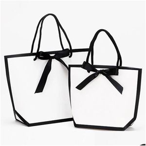 Geschenkomschakeling 5 -stks Wit Paperbord Zwart Kader Winkelpapier Bag voor promotie Kleding Portable Tote Business Packaging Baggift Drop Deli DHLO7