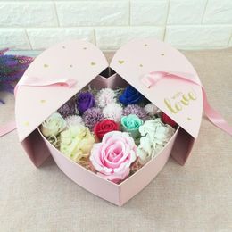 Geschenkwikkeling trekt hartvorm halfopening papieren doos met binnenlade met bloemen geschenken gelukkige Valentijnsdagverpakking