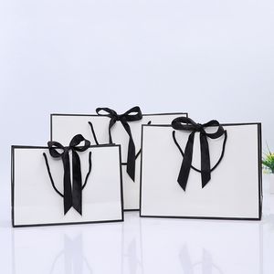 Emballage cadeau Design créatif Grande bordure noire Sac en papier kraft blanc avec poignée Sac de cadeau en papier Bowknot pour la fête de mariage SN4489