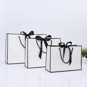 Emballage cadeau Design créatif Grand sac en papier kraft blanc avec bordure noire avec poignée Sac cadeau en papier avec nœud papillon pour la fête de mariage SN4283