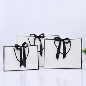 Cadeauverpakking Creatief ontwerp Grote zwarte rand Witte kraftpapieren zak met handvat Bruiloftsfeest gunst strik Papieren geschenkzakje
