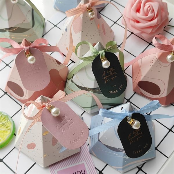 Emballage cadeau Boîte-cadeau Faveurs de mariage Boîte de papier blanc au chocolat Boîtes roses en forme de pyramide pour l'emballage Boîtes de bonbons de douche de bébé pour cadeaux 220913
