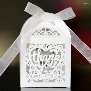 Cadeau Wrap Laser Cut Creux Candy Box Merci Carton avec ruban Baby Shower Cadeaux de mariage pour les invités Fête d'anniversaire 50 / 100pcs