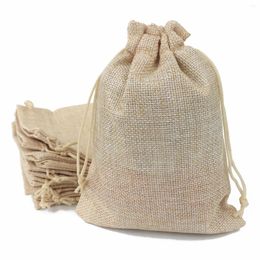 Cadeau cadeau un paquet (50pcs) 13x18cm sacs de sac de faveur en tissu de jute avec cordon pour enfants fête d'anniversaire et accessoires de mariage