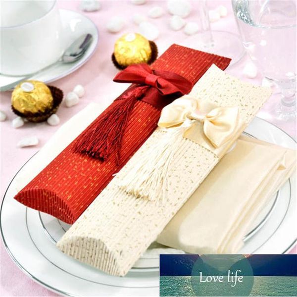 Envoltura de regalo Almohada Fiesta de boda Favor Tarjeta de papel Cajas de dulces hechas Suministro Favor Regalos artesanales Rojo Beige1