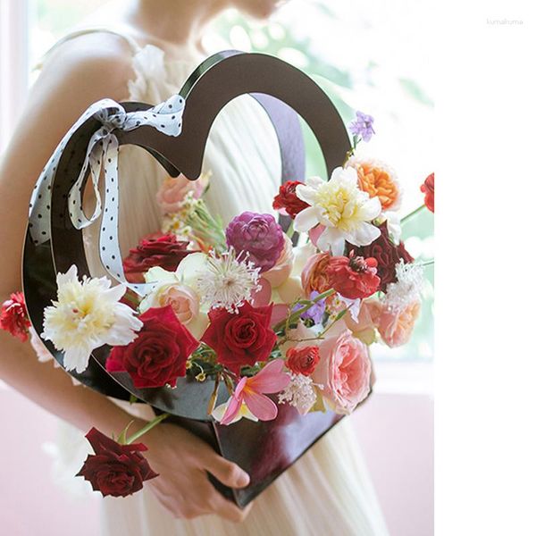 Enveloppe de cadeaux Boîtes de fleurs portables avec une poignée de coeur Handle de cadeaux à main colorés sacs à main pour emballer des fleurs décorat de fête de mariage