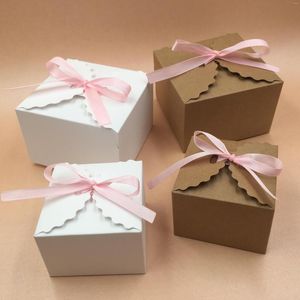 Cadeau cadeau jolie 20pcs / lot ruban de cravate boîtes d'emballage de bonbons de mariage carton pour savon à la main bijoux biscuits pétale