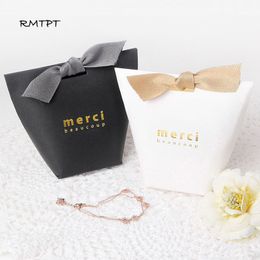 Geschenkwikkeling RMTPT 50PCS/Lot luxe Black White Kraft Papel "Merci" Box Wedding Gunsten Candy Bag -pakket Verjaardagsfeestje Favorboxes 221202