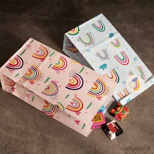 Bolsas de papel pequeñas Bolsas de papel de regalo Bolsas para galletas de caramelo estampado Rainbow Bolsas de regalo de cumpleaños de color azul rosa Cajas de regalos Diy Suministros de envasado de hornear R230814