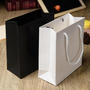 Papel de regalo Bolsa de regalo de papel pequeña Bolsas de regalo Kraft Mini Bolsas de regalo portátiles Bolsas de embalaje para regalo Bolsa de papel Kraft blanco y negro 230306