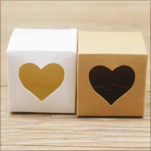 Enveloppe cadeau carré boîtes en papier kraft avec une forme de coeur transparent en pvc fenêtre de viêtre de bébé fête de bébé fête de baby