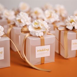 Emballage cadeau Boîte à bonbons transparente transparente avec ruban de fleurs artificielles Souvenirs de mariage pour invités Boîte de chocolats à dragées mates pour baptême 230712