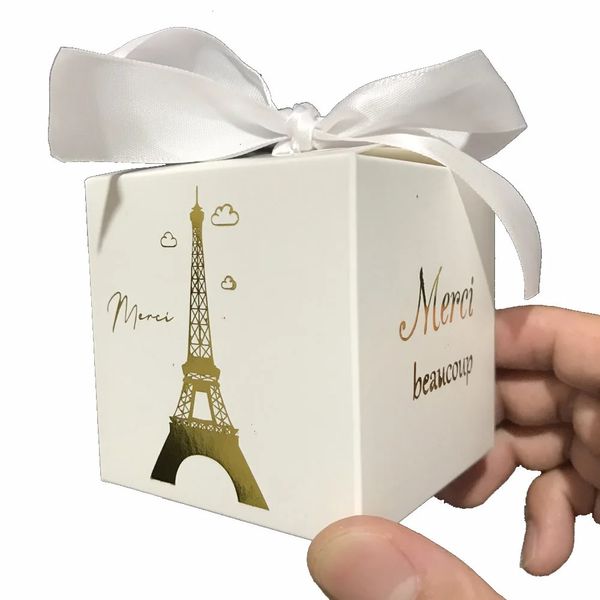 Cadeau Wrap Cérémonie de mariage Événements Party Favoris Mini Cadeau Papier Bonbonnière Bronzage Français Merci Tour Eiffel Blanc Carré 6cm 20/50 / 100PCS 231019