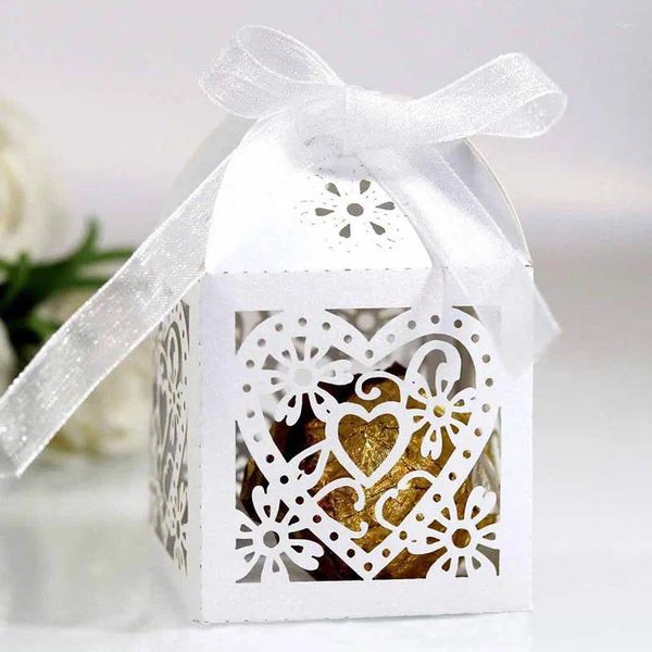 Boda de regalos Boda Hollow Candy Candy Corazón Cajas de papel cortadas con láser con cintas para empaquetar galletas de chocolate Decoración de la fiesta del día de San Valentín