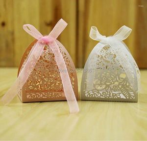 Enveloppe cadeau en gros 2000pcs / lot rose creux de mariage laser Box de bonbons favori