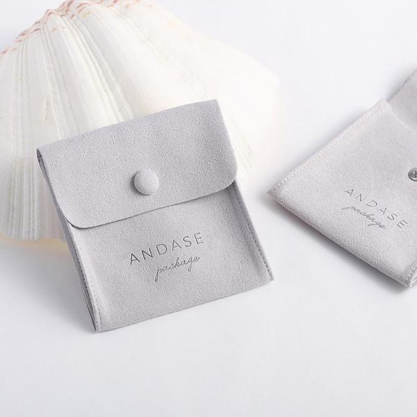 Envoltura de regalo Venta al por mayor 8x6 cm Gris Pequeño logotipo personalizado Pendientes Anillo Collar Microfibra Joyería Embalaje Bolsa Sobre Joyería Bolsas Regalo