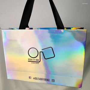 Emballage cadeau en gros 500pcs / lot logo personnalisé holographique laser couleur sac en papier emballage de vêtements cosmétiques