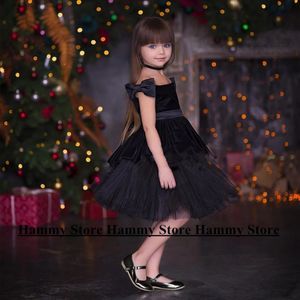 Girl Black Party Vestido fuera del hombro Puff Puff Little Baby S Vestido de concurso Tamaño personalizado Flor de Navidad 240326