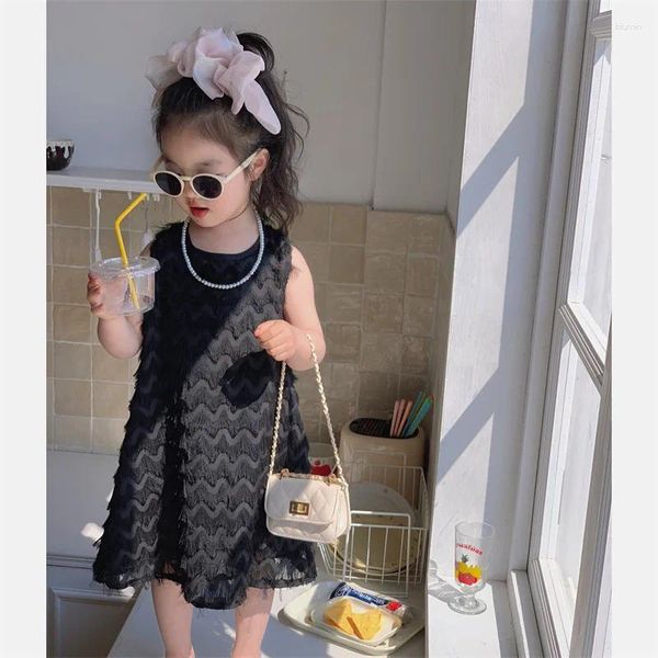 Robes de fille 2023 filles robe bébé enfants avec plume plage pour noir et blanc gland suspendus été enfants vêtements