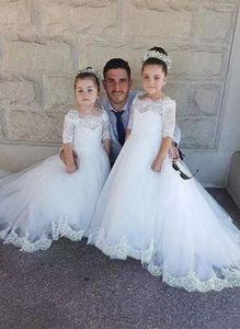Vestidos de niña 2023 Modest Bateau Neck Lace Half Sleeves Vestido de flores de tul con apliques de tren de barrido de boda para niñas pequeñas