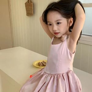 Robes de fille 2024 Été de style coréen sans manches couleurs de couleur solide robe d'anniversaire genou-longueur douce et mignonne filles vêtements