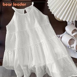 Girl-jurken Bear Leader Cut-Out Out Out Design Girl's Dress 2024 Summer Little Fashion Sling White Holiday Middellange Vest Girls